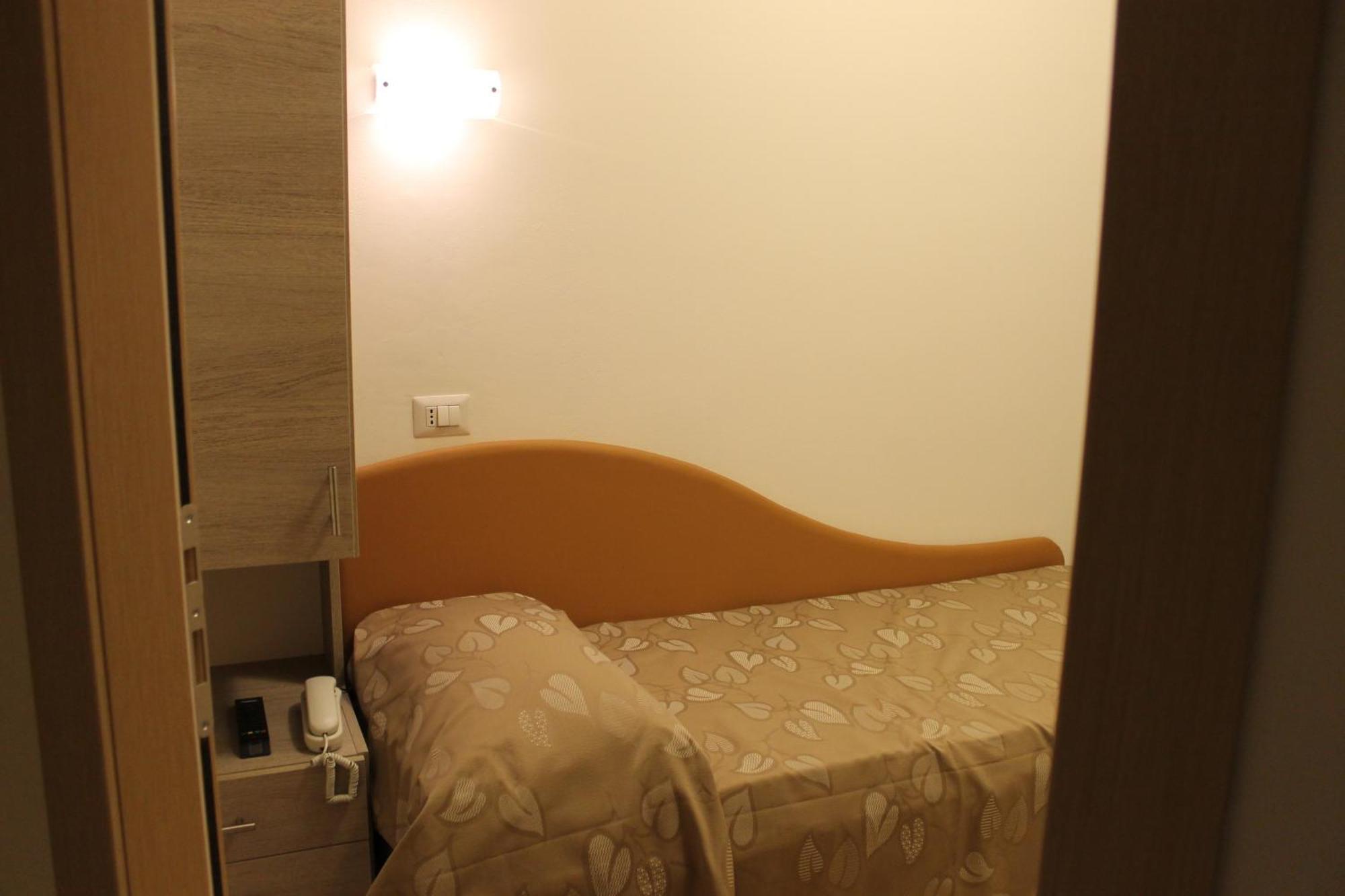 Hotel Villa Enea Cattolica Pokoj fotografie